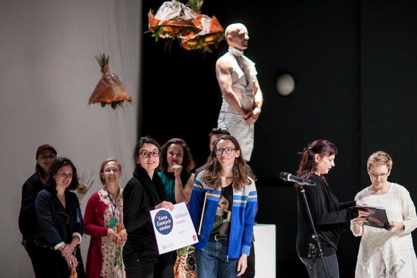 Czech Dance Platform Awards in Ponec Theatre - Tereza Ondrová recieves the award for exceptional performance from Anny Hrabáčkové (Czech Center) Photo: Vojtěch Brtnický.