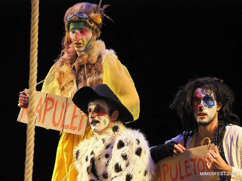 Ateliér fyzického divadla JAMU, Chaos srdce, (Jasmína Piktorová, Vojtěch Černický, Tomáš Janypka). Foto: Radim Hromádko.