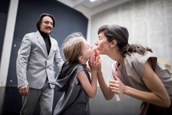 Zero etc. (Lukáš Karásek, Thelma, Cécile Da Costa). Foto: Vojtěch Brtnický.