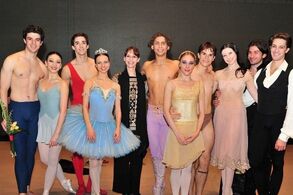 Jana Kůrová (5. zleva) s tanečníky na Prague International Ballet Gala, foto: Petr Šolar