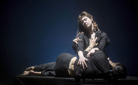 Motherland zkoumá různé podoby mateřství. Novou vizi rodičovství ale nenabízí