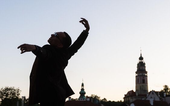 Spalovač mrtvol vyprávěný v pohybových obrazech, z nichž mrazí