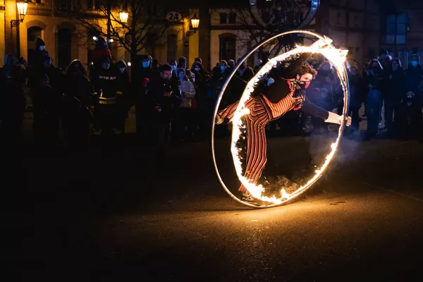 V Pražské tržnici začala zimní verze pouličního festivalu Za dveřmi