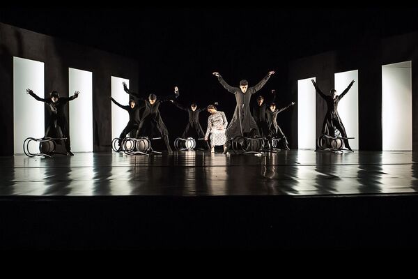Klíče odnikud (Julie De Meulemeester, Lucie Horná, Rosa Maria Pace, Alkisti Angelatou, Petronela Bogdan, Manuel Fernandéz, Sebastiano Mazzia, István Varga, Magnum Phillipy).Foto Michal Siroň.