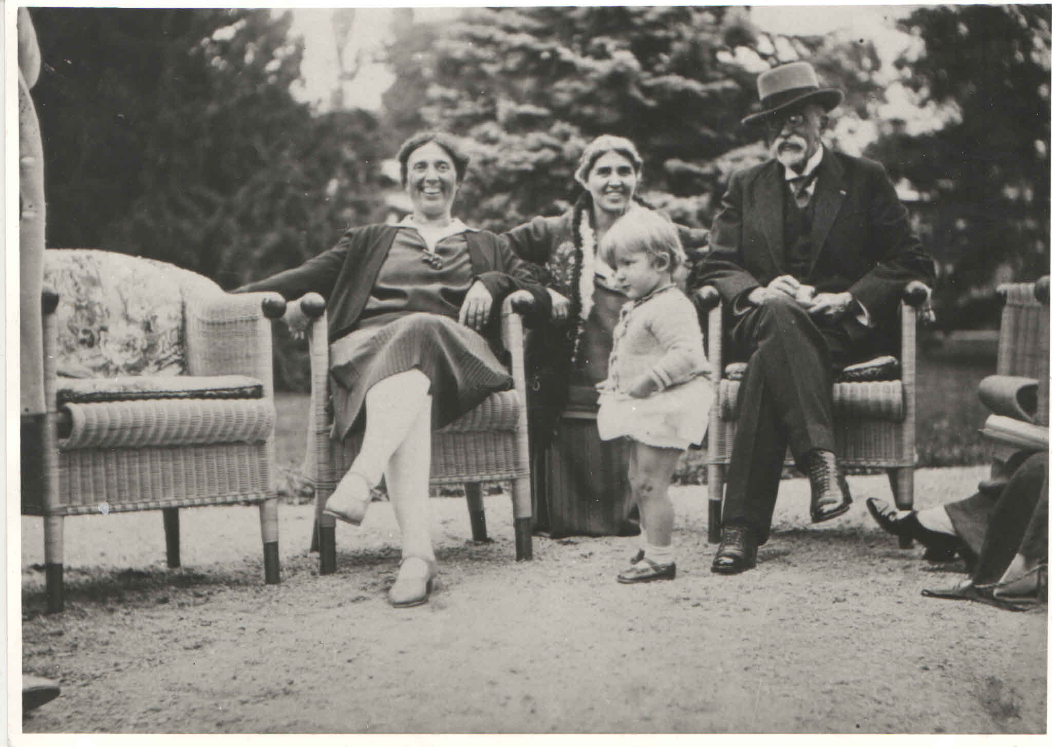 Eva Kröschlová s TGM (Topolčianky 1928). Foto Kyliánovo taneční centrum a knihovna v Praze.