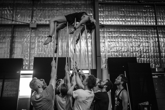 Backbone australského souboru Gravity & Other Myths.