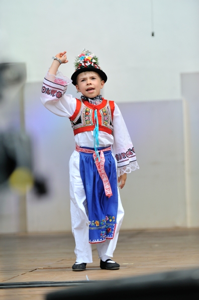 Dětský folklor na jevišti. Foto: Archiv festivalu.