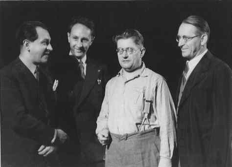 zleva: J. Jenčík, B. Martinů, Josef Charvát (dirigent), Josef Matěj Gottlieb (výtvarník) – foto ze zkoušky Špalíčku, 1933