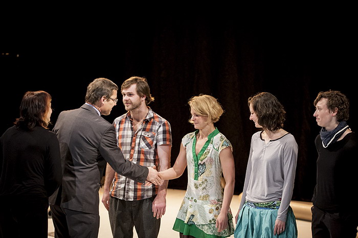 Část interpretů inscenace Korekce, foto: Vojtěch Brtnický