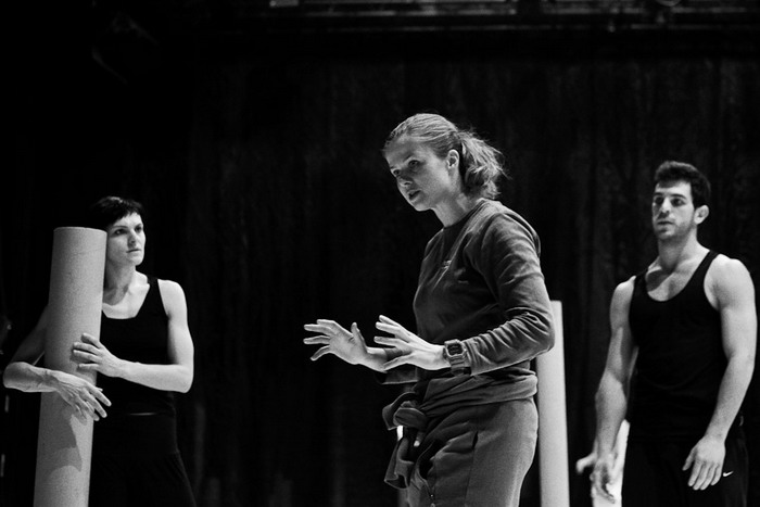 Lenka Vágnerová při choreografické práci na inscenaci Jezdci