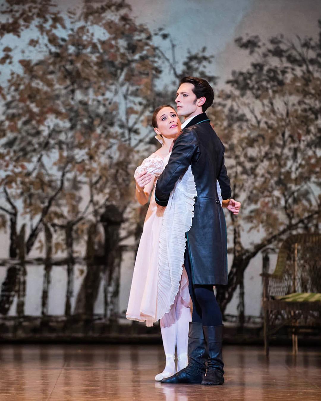 Oněgin (Ludmila Pagliero, Mathieu Ganio). Foto Julien Behmaou.