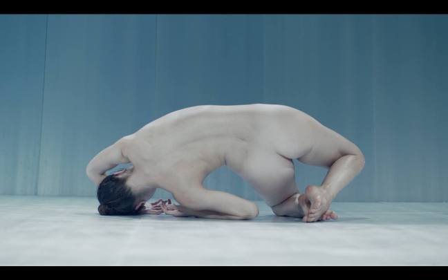 Pour (Paige Culley). Foto Daina Ashbee.